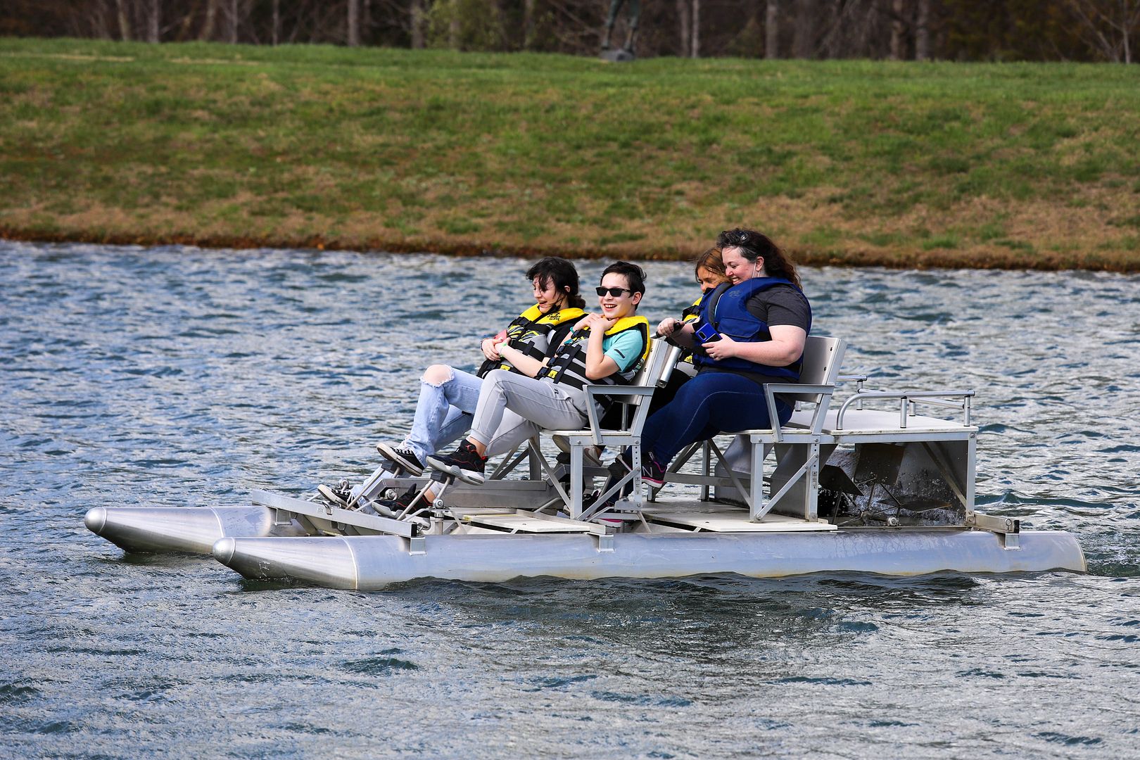 familia navegando en botes