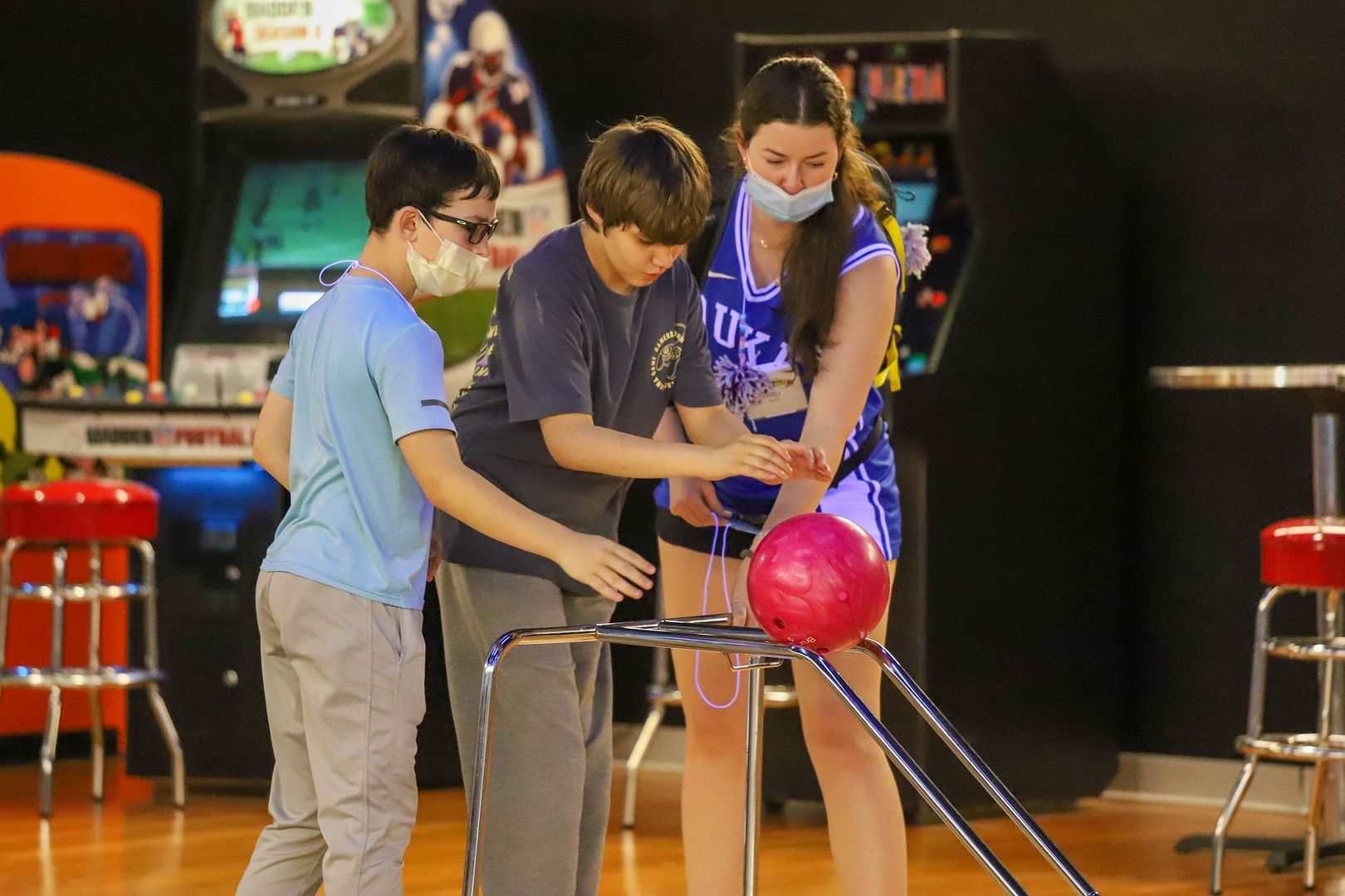 un joven jugando bolos