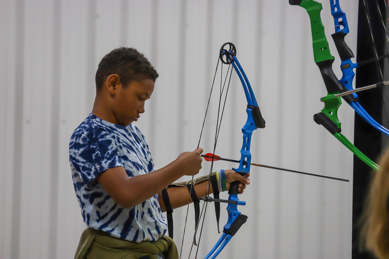 Un niño practicando arquería