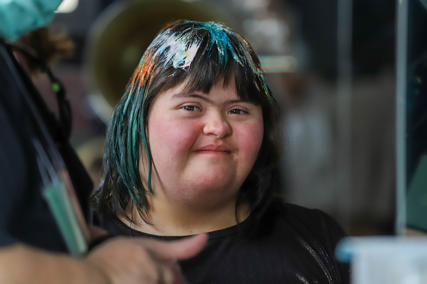 una muchacha con cabello de colores