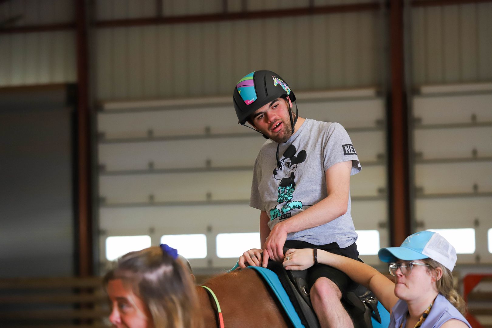 un joven montando caballo