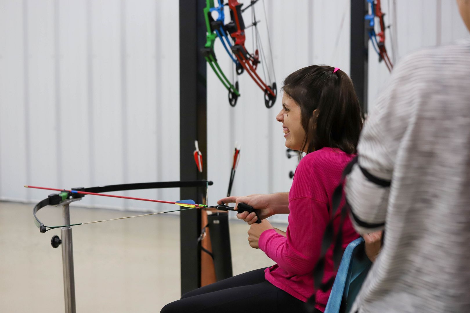 un mujer joven practicando el arco y flecha