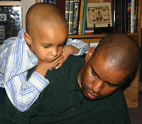 padre con hijo en los hombros